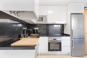 Køleskab, mikrobølgeovn, ovn, kogeplade