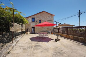 Outdoor dining - Villa 'Casa Do Outeiro' with Terrace, Pool, Wi-Fi and Air Conditioning (Guilhabreu)