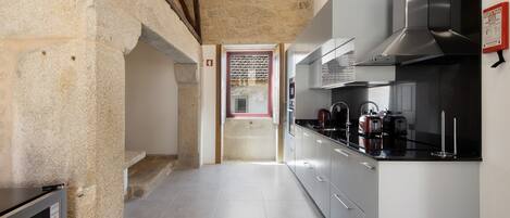 Microonde, forno, piano cottura, lavastoviglie