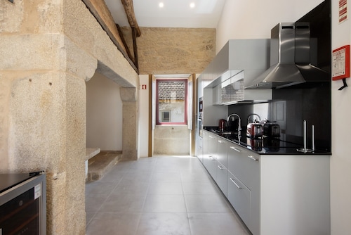 Villa 'Casa Do Outeiro' with Terrace, Pool, Wi-Fi and Air Conditioning