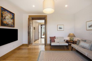 Interior - Villa 'Casa Do Outeiro' with Terrace, Pool, Wi-Fi and Air Conditioning (Guilhabreu)