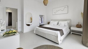 Un dormitorio moderno con una cama grande, una mesita de noche, un espejo y una obra de arte en la pared.