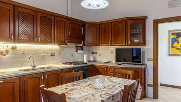 Jääkaappi, mikroaaltouuni, uuni, liesi