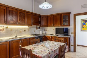 Een koelkast, een magnetron, een oven, een kookplaat