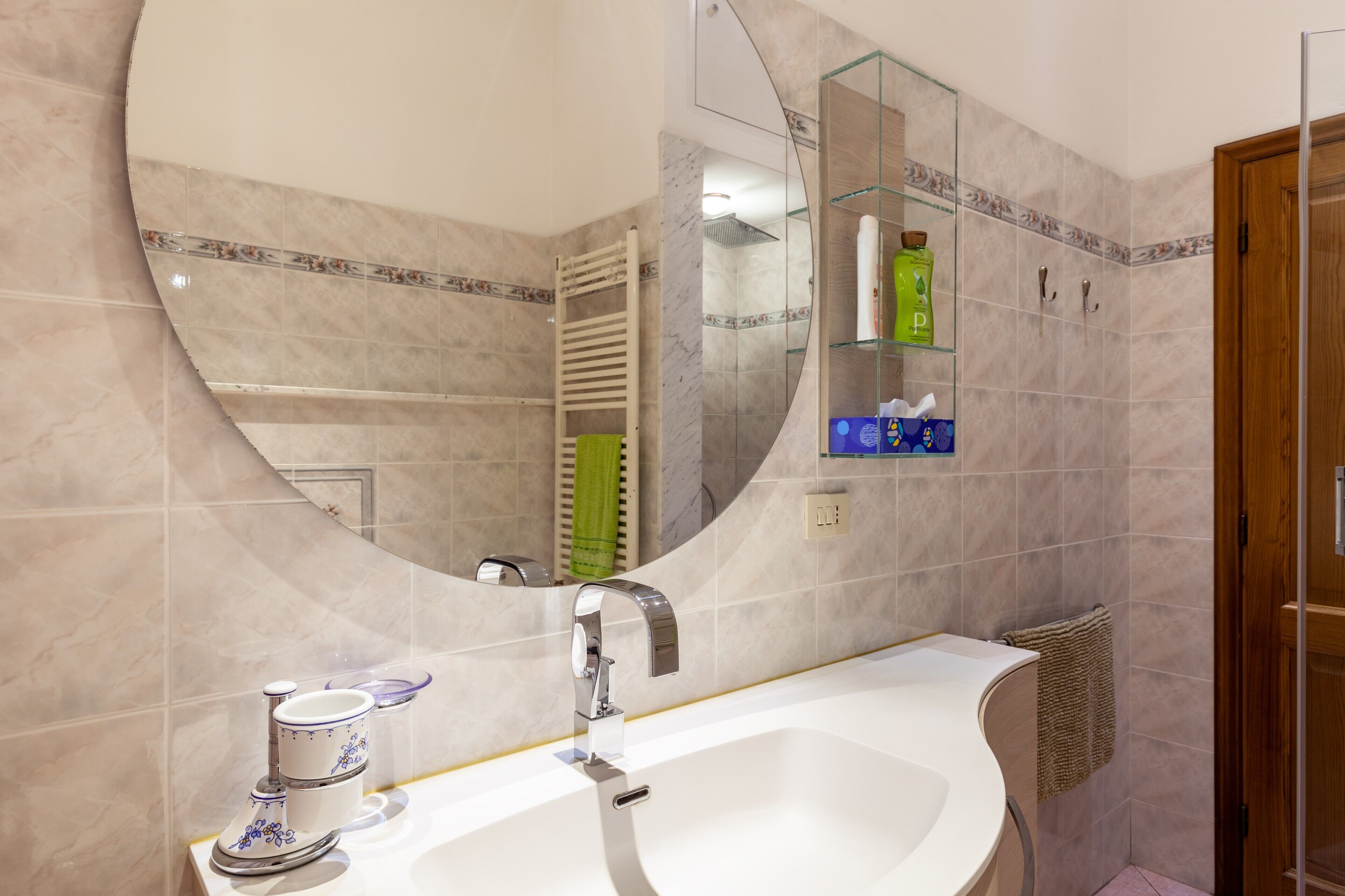 Douche, sèche-cheveux, serviettes fournies