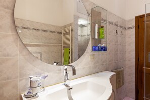 Een douche, een haardroger, handdoeken