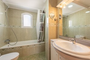 Badewanne, Haartrockner, Handtücher