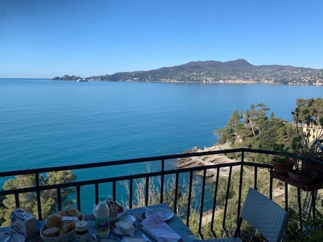 Restauration extérieure. Appartement 'La Solatia' avec vue sur mer, balcon et climatisation