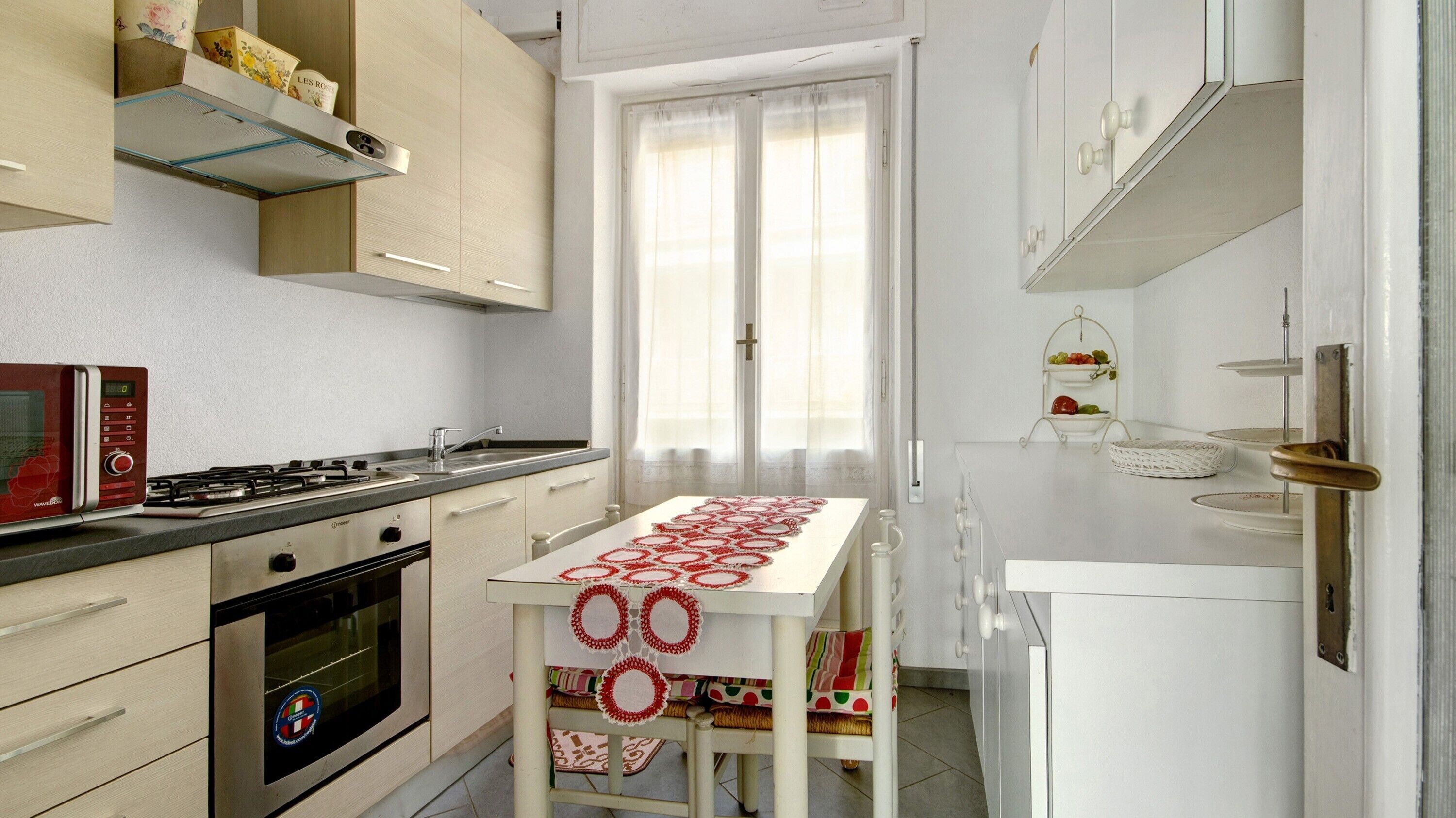 Frigorifero, forno, piano cottura, macchina per tè/caffè