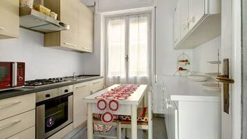 Frigorifero, forno, piano cottura, macchina per tè/caffè