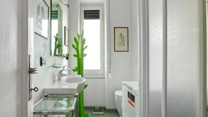 Douche, sèche-cheveux, serviettes fournies