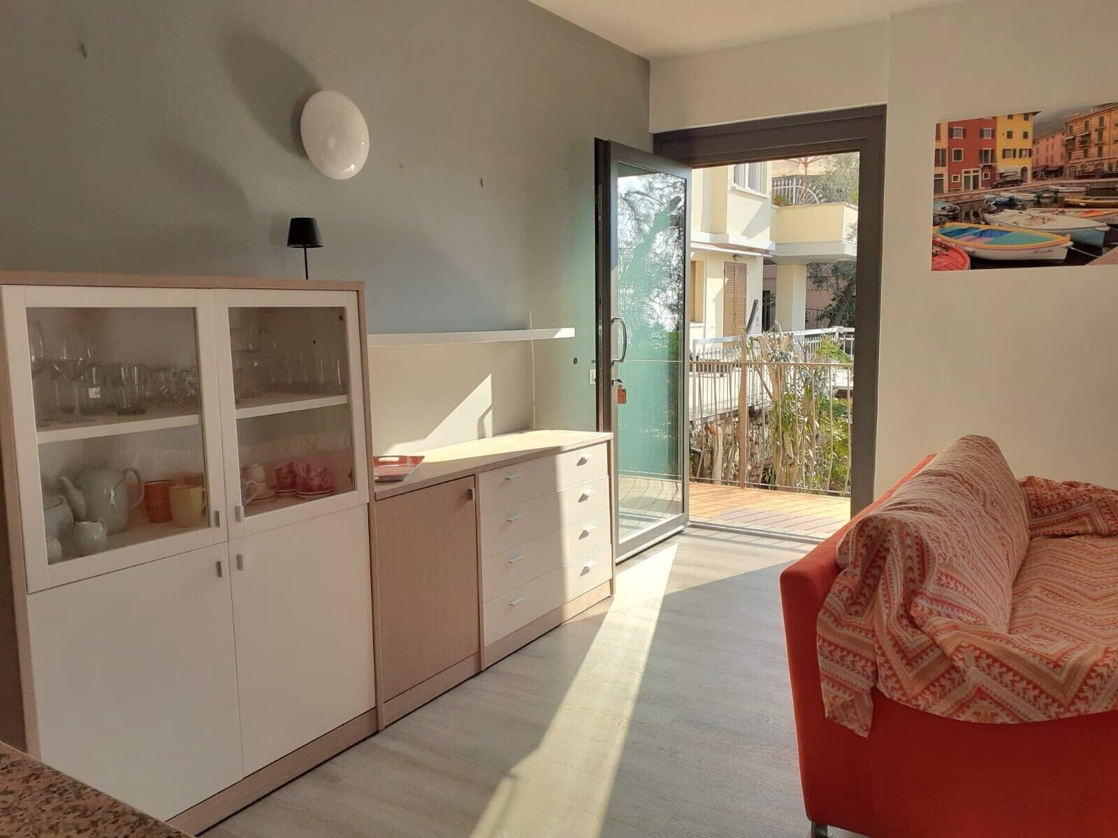 Une cuisine moderne dotée de meubles de rangement, d’un plan de travail et offrant une vue sur l’extérieur.