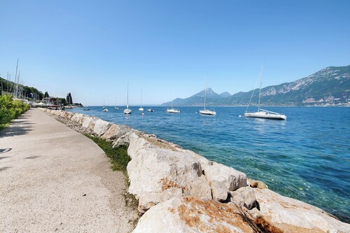 Apartment 'Appartamento Marilu' with Lake View, Wi-Fi and Air Conditioning