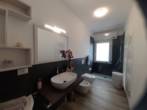 Baignoire, séchoir à cheveux, serviettes fournies