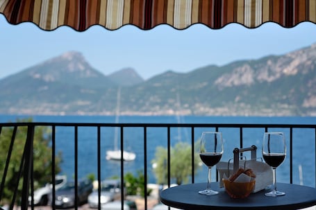 Outdoor dining. Apartment 'Appartamento Marilu' with Lake View, Wi-Fi and Air Conditioning