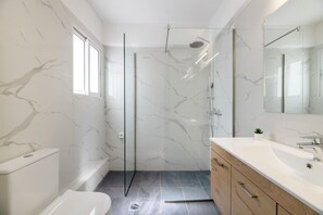 Dusche, Haartrockner, Handtücher, Seife