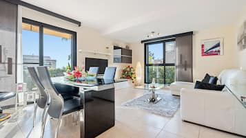 Een televisie en een stereo