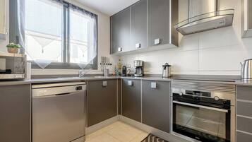 Een koelkast, een magnetron, een oven, een kookplaat