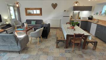 Family House | Living area | Table tennis, toys, books