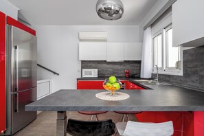 Réfrigérateur, four à micro-ondes, un four, surface de cuisson
