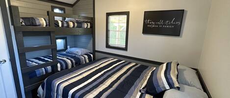 2 bedrooms, iron/ironing board, free WiFi, bed sheets