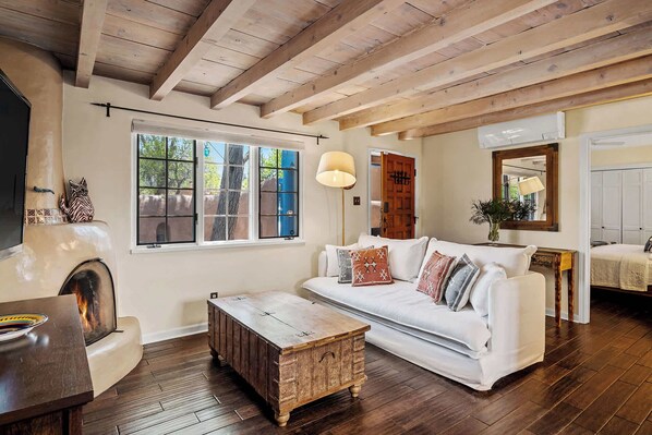 TV, offices - Desiderata - Kiva Fireplace, Walk Everywhere (Santa Fe)