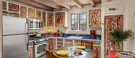 Kühlschrank, Mikrowelle, Ofen, Wasserkocher mit Kaffee-/Teezubehör