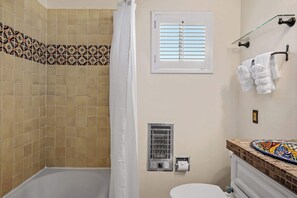 Shower, hair dryer, shampoo - Kiva Fireplace, Walk Everywhere (Santa Fe)