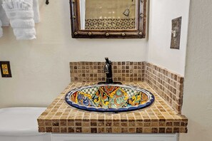 Shower, hair dryer - Desiderata - Kiva Fireplace, Walk Everywhere (Santa Fe)