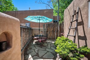 Outdoor dining - Desiderata - Kiva Fireplace, Walk Everywhere (Santa Fe)