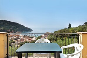 Outdoor dining - Villa "Ciò" with Private Terrace and Wi-Fi (Bonassola)