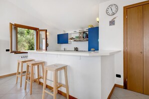 Køleskab, kogeplade, opvaskemaskine, kaffe-/temaskine