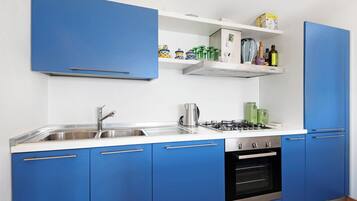 Réfrigérateur, plaque de cuisson, lave-vaisselle, cafetiÚre/bouilloire