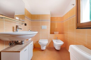 Dusch, hårtork och handdukar