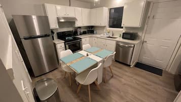Geladeira, micro-ondas, fogão, cooktop