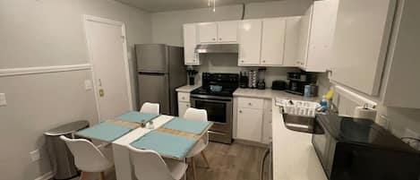 Kjøleskap, mikrobølgeovn, ovn og kokeplater