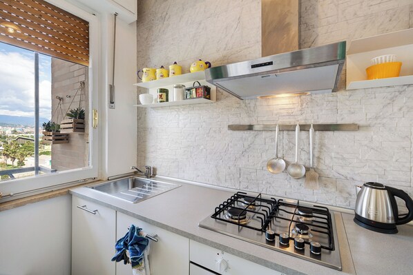 ثلاجة، ميكروويف، فرن، موقد طهي مسطح