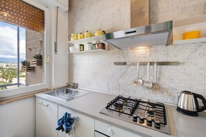 Fridge, microwave, oven, stovetop - Apartment 'Riva Mare 1' with Parking, Sea View, Balcony and Wi-Fi (Vado Ligure)