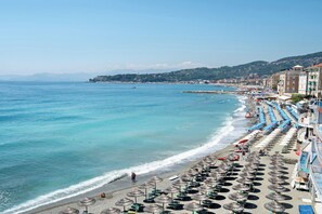 Una spiaggia nelle vicinanze