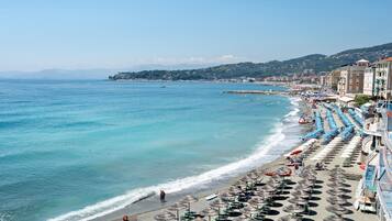 Una spiaggia nelle vicinanze