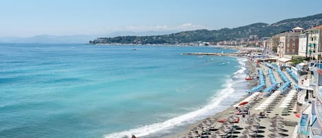 بالقرب من الشاطئ