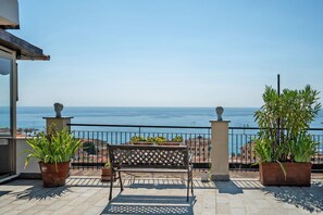 A balcony with a view of the sea, a wooden bench, and potted plants. - Apartment 'Riviera Mare' with Sea View, Private Terrace and Wi-Fi (Varazze)