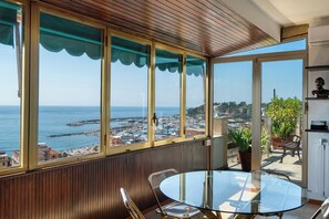 Dining - Apartment 'Riviera Mare' with Sea View, Private Terrace and Wi-Fi (Varazze)