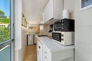 Frigorifero, microonde, forno, piano cottura