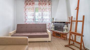 TV, fireplace, streaming services