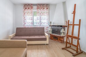 TV, fireplace, streaming services