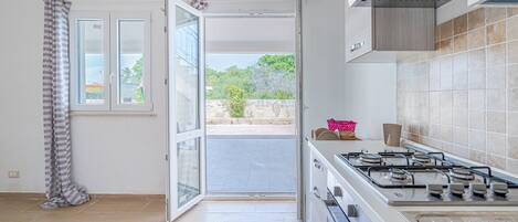 ثلاجة، ميكروويف، فرن، موقد طهي مسطح