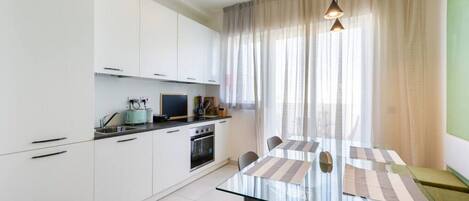 冷蔵庫、オーブン、コンロ、トースター