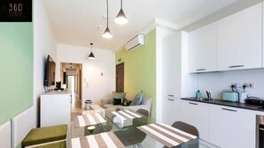Een modern appartement met een eethoek, keuken en woonruimte.