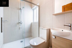 Kostenlose Toilettenartikel, Haartrockner, Handtücher, Toilettenpapier